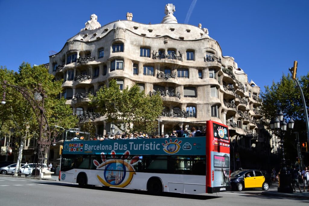Bus touristique à l'arrêt devant la Casa Milà